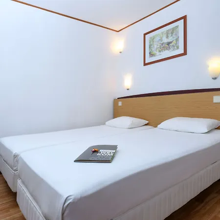 Hotel Campanile & Restaurant Oost 3*